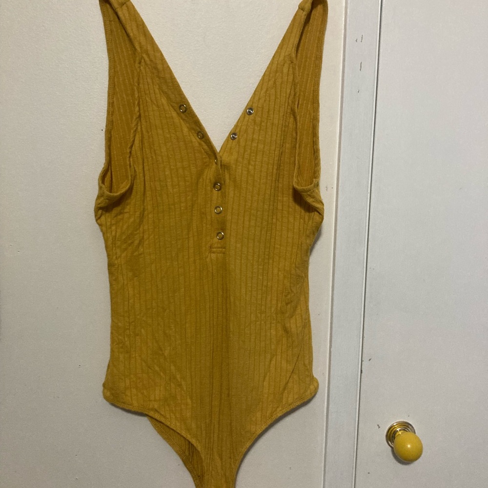 This mustard yellow bodysuit from fashion nova is a size M AU and is detachable - Picture 1 of 4